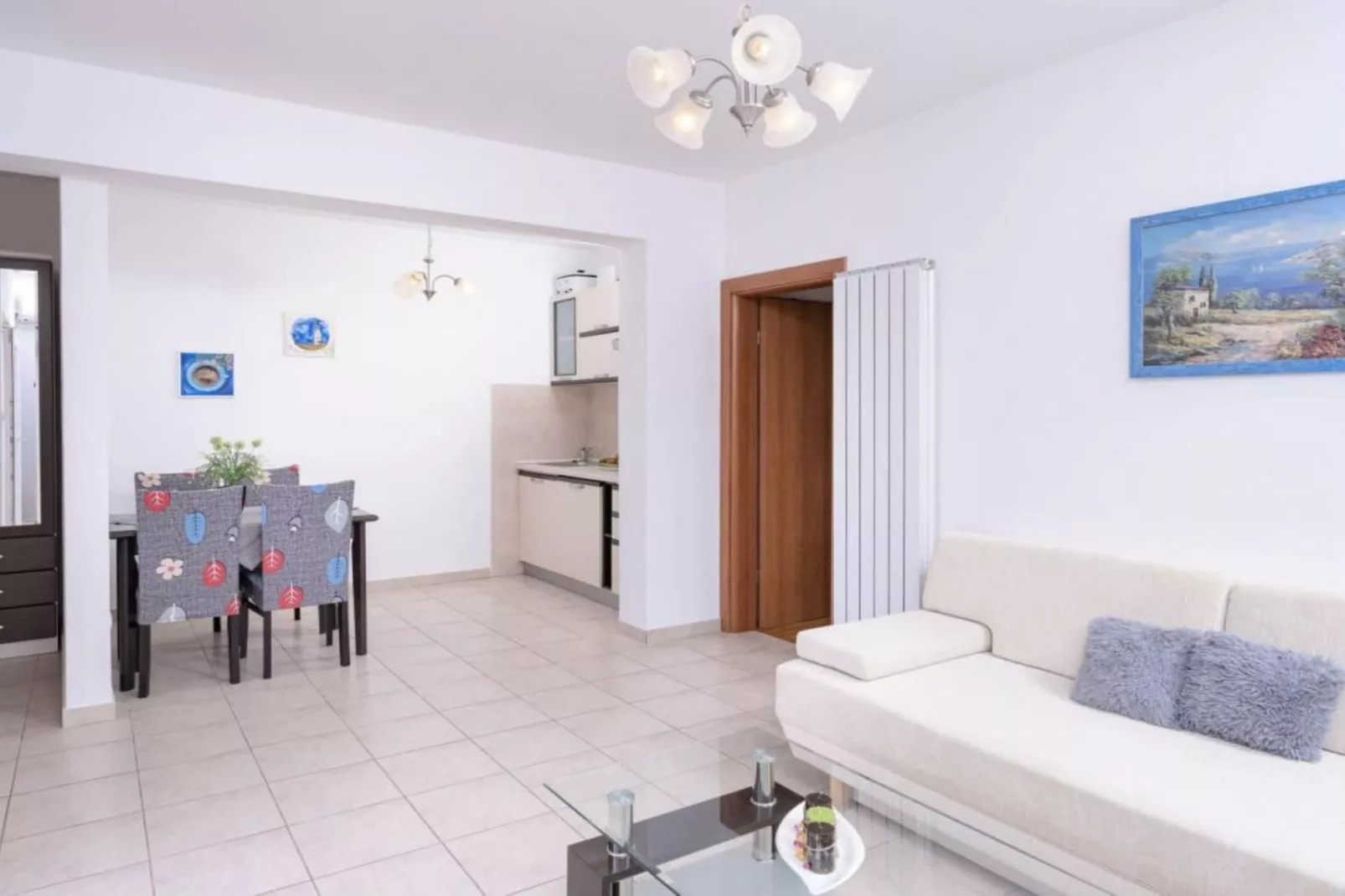 One Bedroom Apartment with Balcony and Sea View 2-Eetkamer