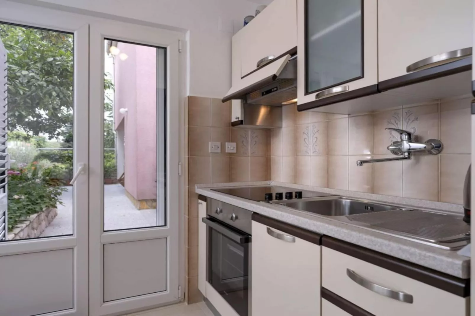 One Bedroom Apartment with Terrace 5-Keuken