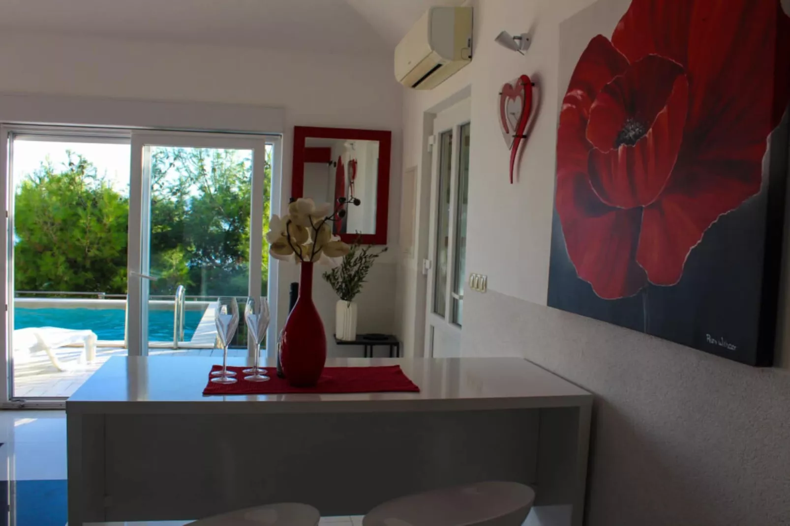 Seafront Apartment Sea Relax with Private Pool - Two Bedroom Apartment with Sea View  and Private Pool-Eetkamer