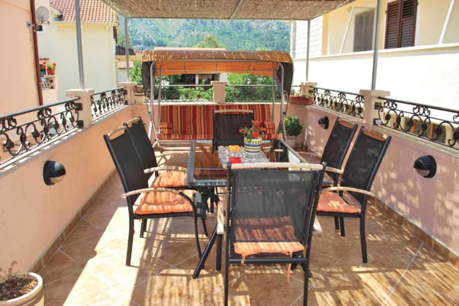 Chic & Sleek Apartments in Kotor - Studio Apartment with Balcony 3-Terrasbalkon