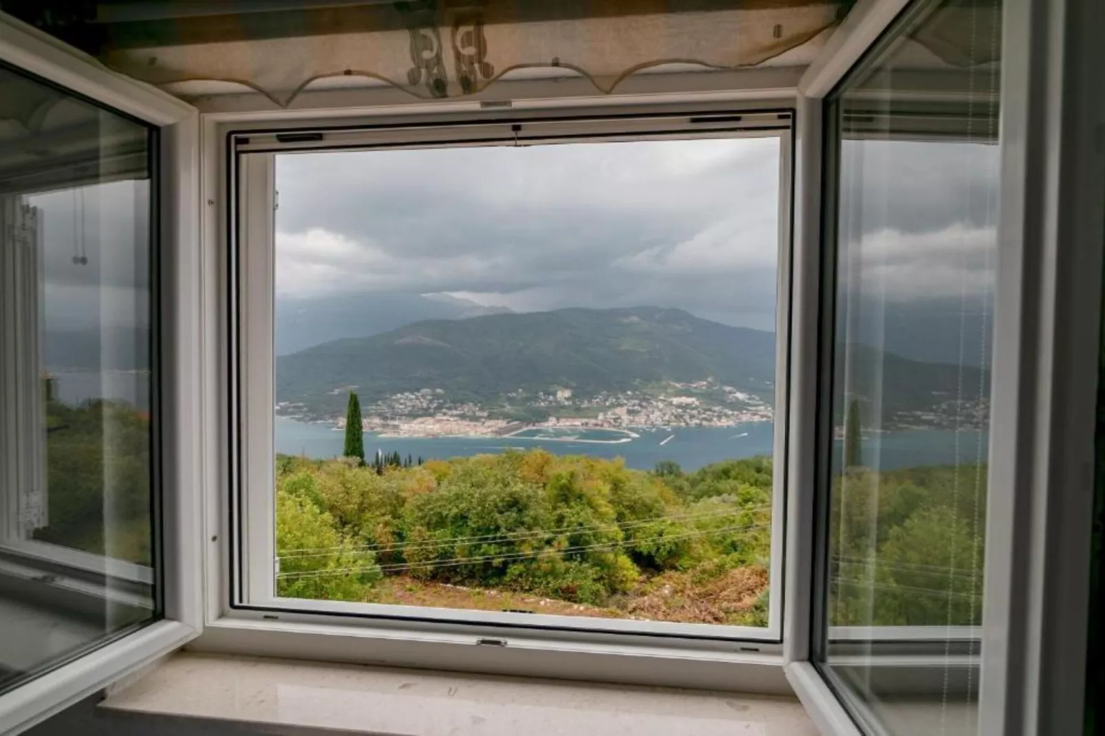 Tranquil Retreat with Private Pool in Lustica Bay - One Bedroom Apartment with Balcony and Sea View 2-Woonkamer