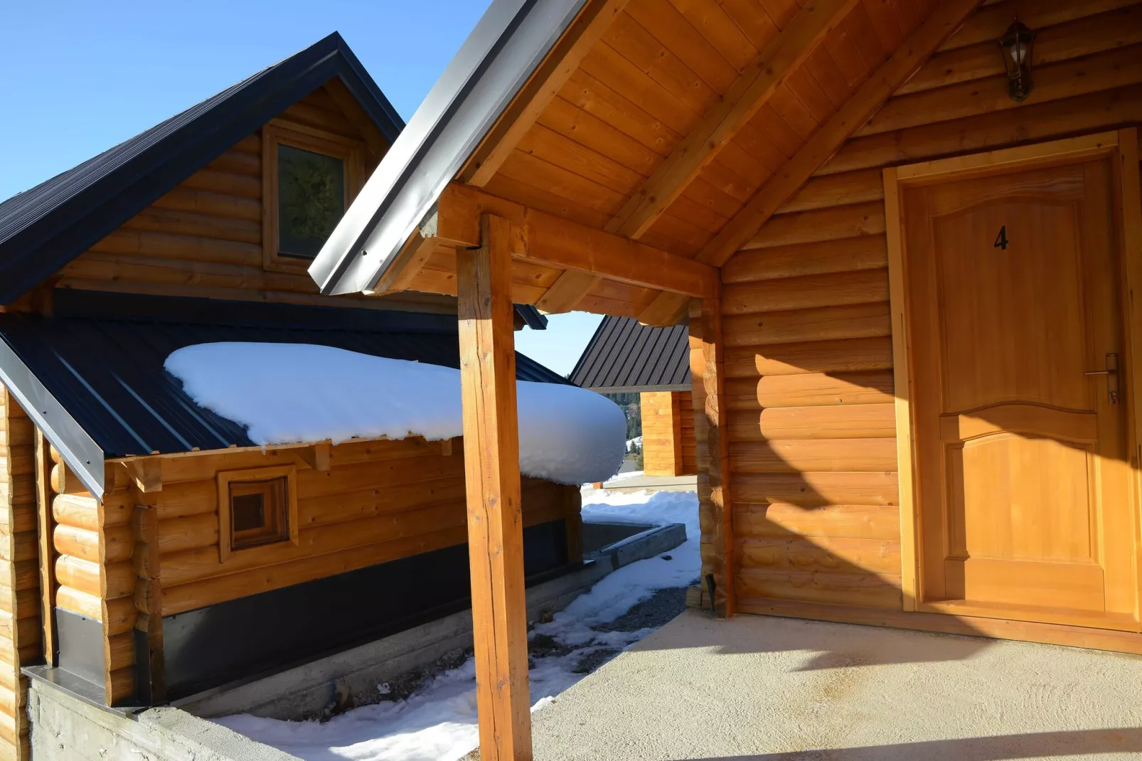Cozy Berane Stay in Ski Area with On-Site Restaurant - Standard Cottage with balcony - Terrasbalkon