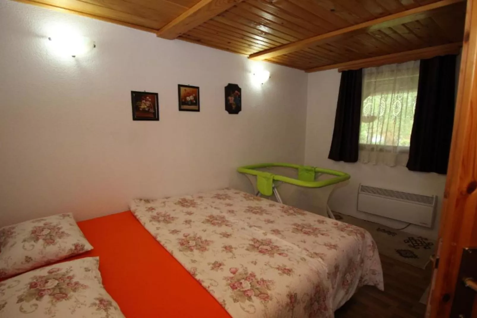 Four bedroom home with river view-Slaapkamer