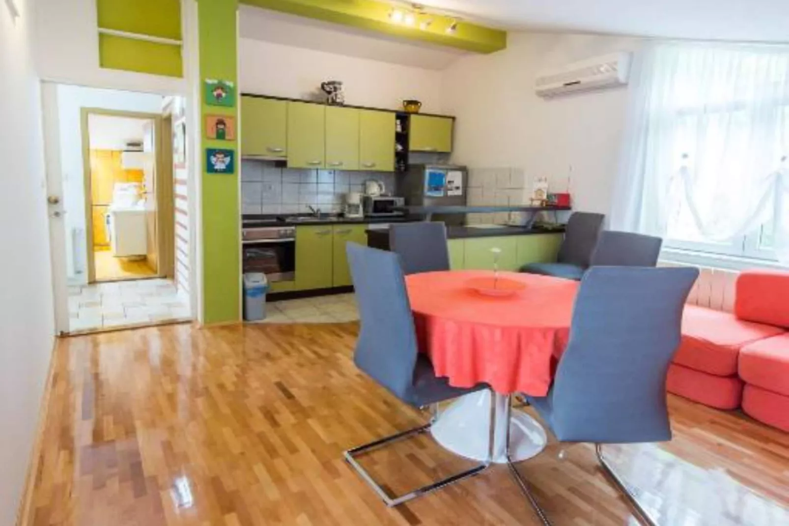 Two-Bedroom Apartment With Lake View-Woonkamer