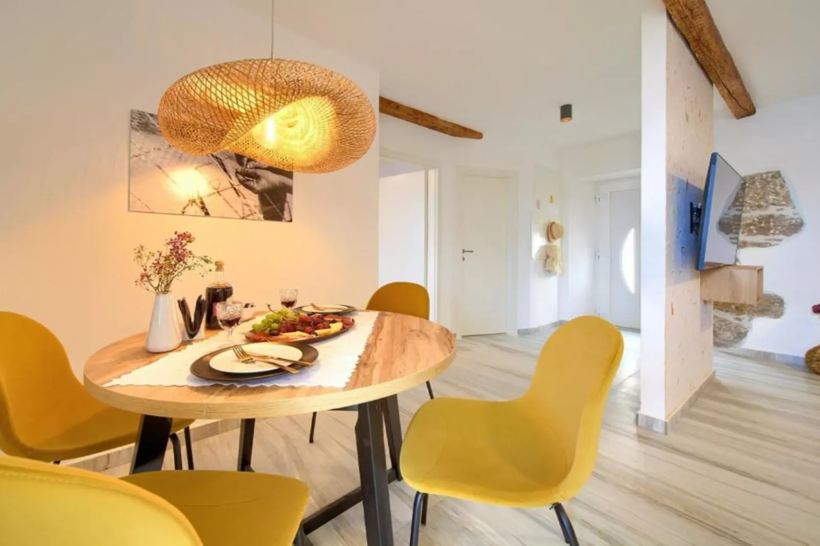 One-Bedroom Apartment With Terrace And Sea View-Eetkamer