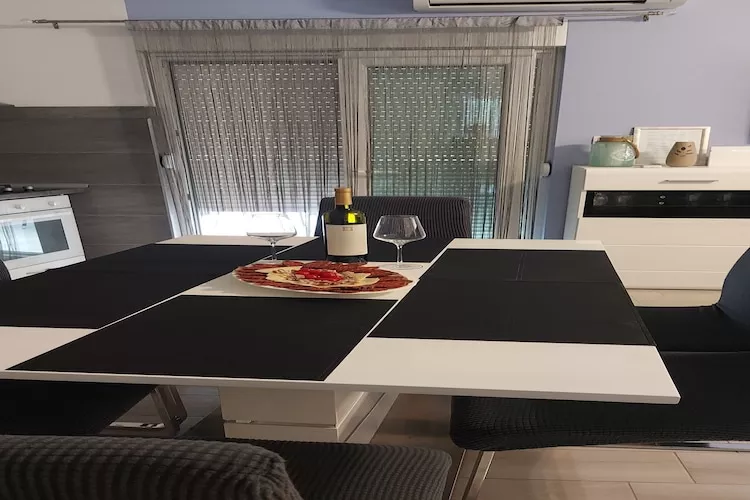 Apartment Villa Louminos - Two Bedroom Apartment with Terrace and Sea View-Eetkamer