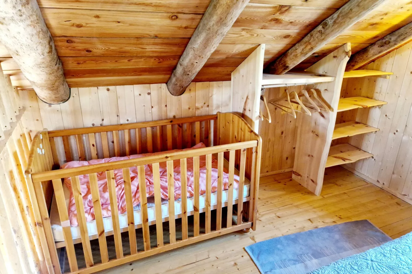 Naturstammhaus Almhütte-Slaapkamer