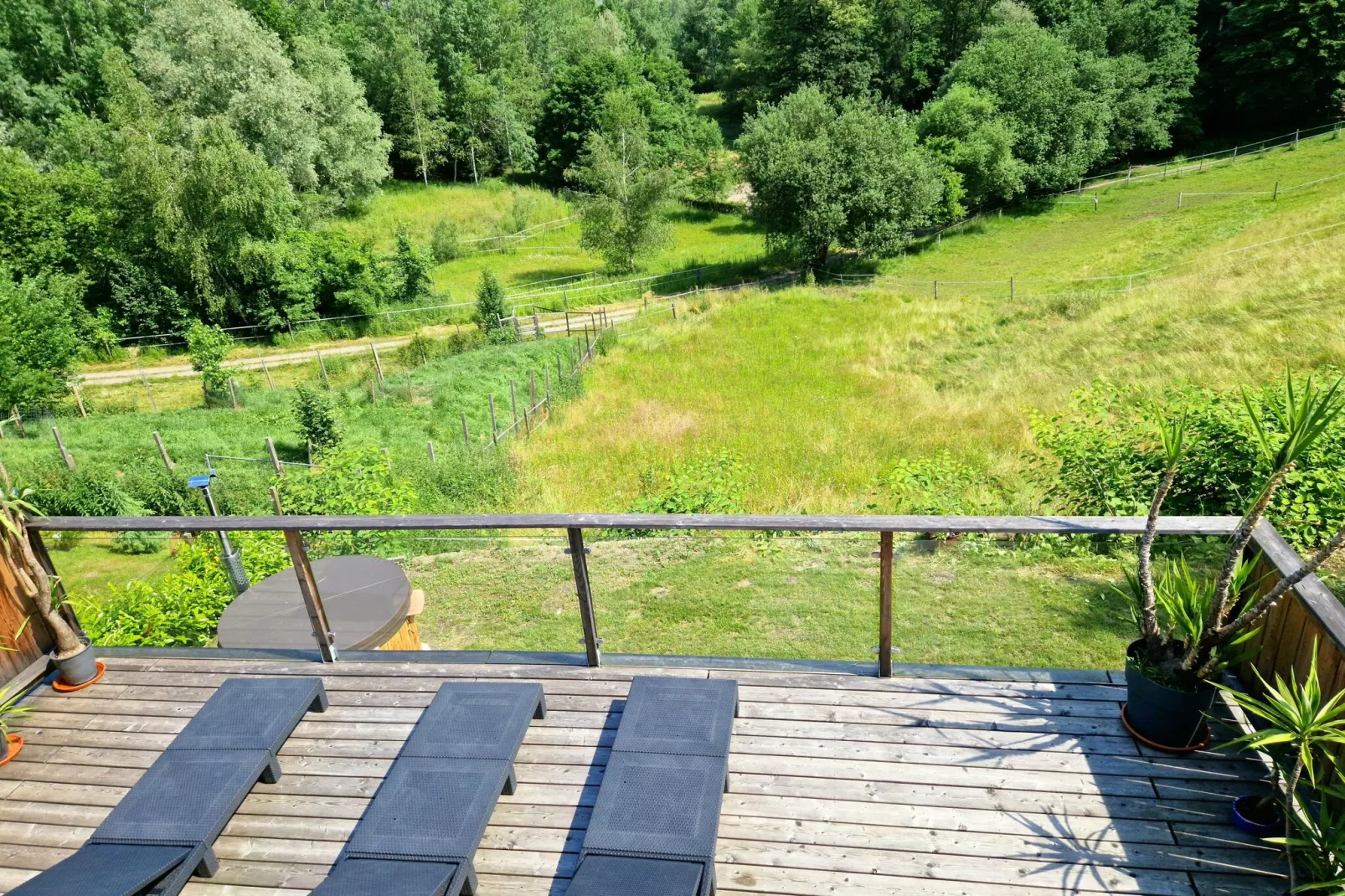 Naturstammhaus Almhütte-Uitzicht zomer