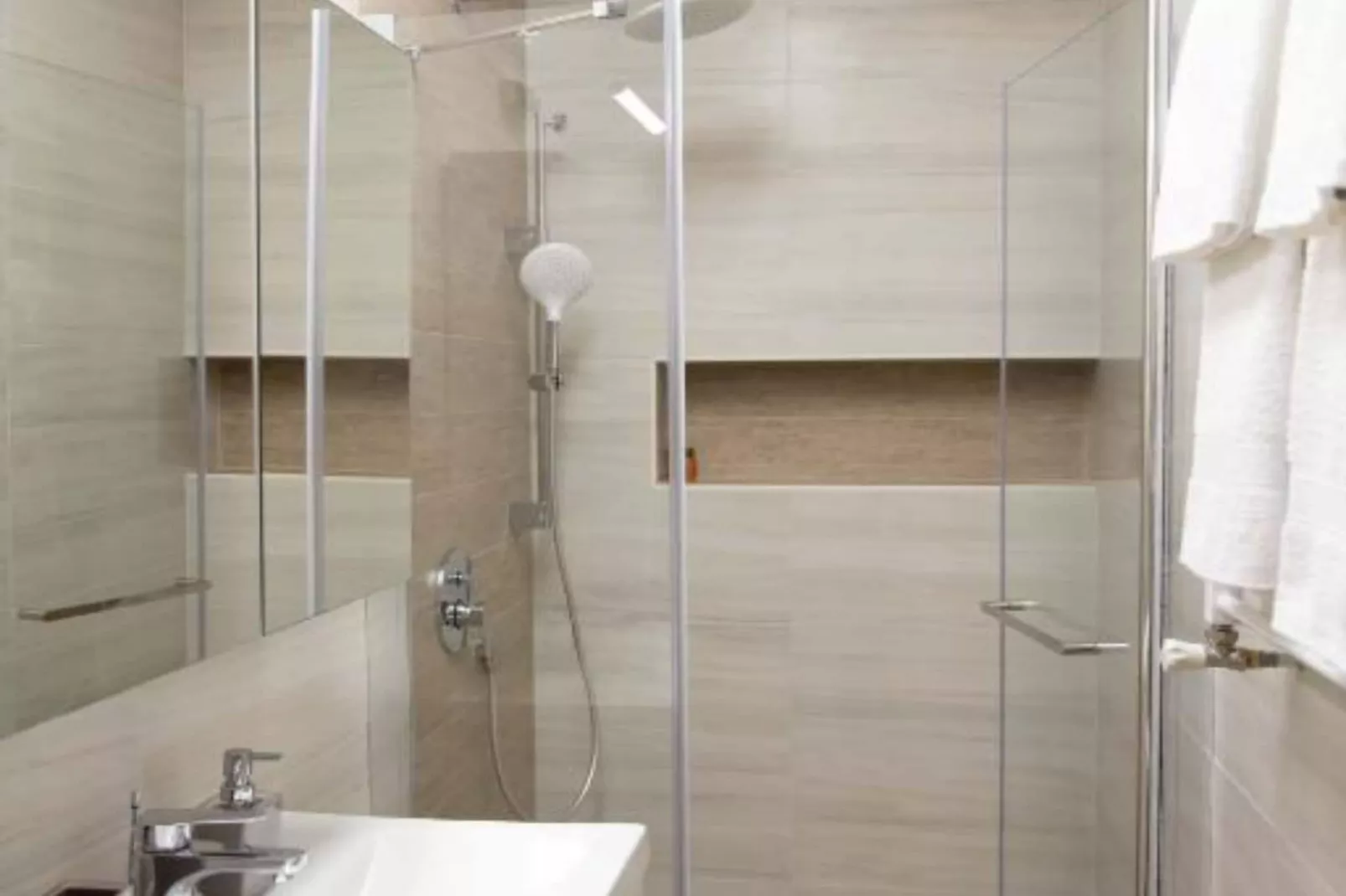 Ginko Rooms - Triple Room With Private Bathroom (A4)-Badkamer