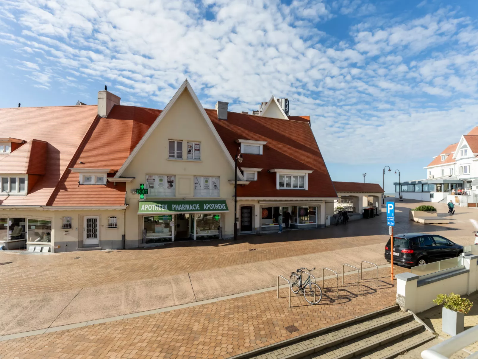 Marie Antoinette close by the sea-Buiten