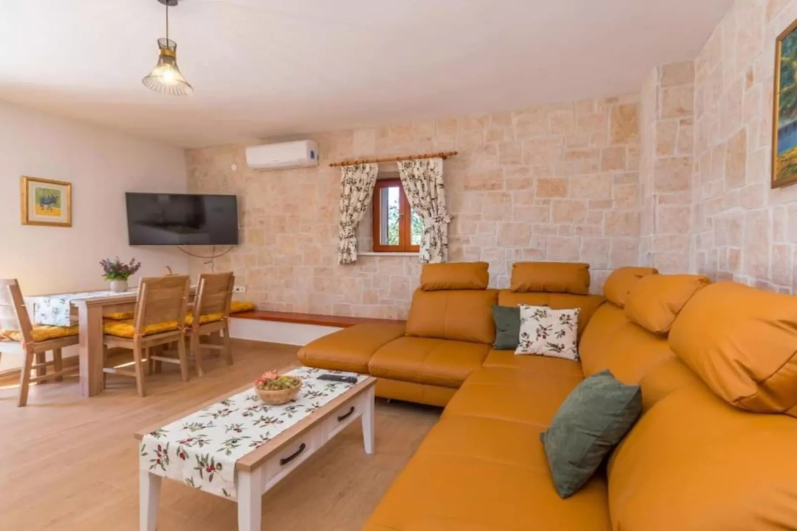 The Grandfather Villa – Heated Pool Retreat-Woonkamer