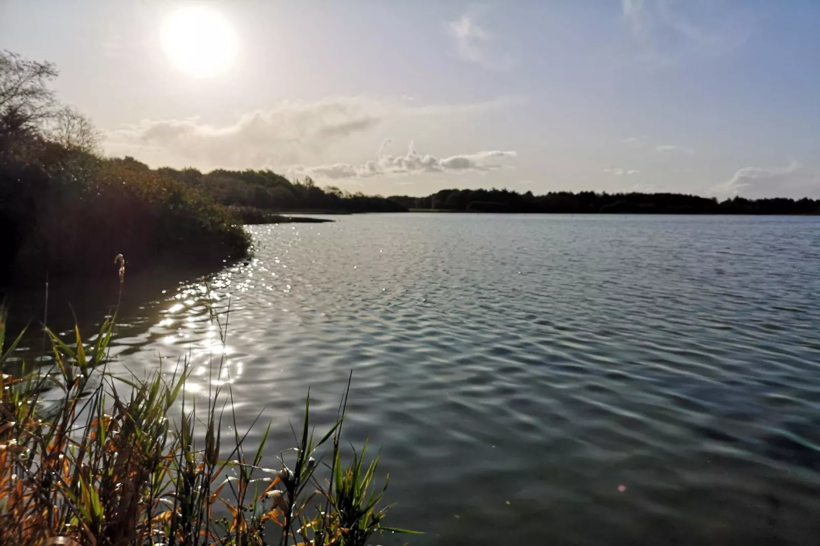 Afgelegen oase bij Kvie-meer-By Traum-Waterzicht