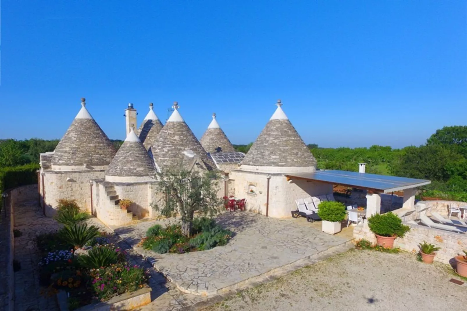 Holiday home Cisternino-Trullo Ulivo Antico-Buitenkant zomer