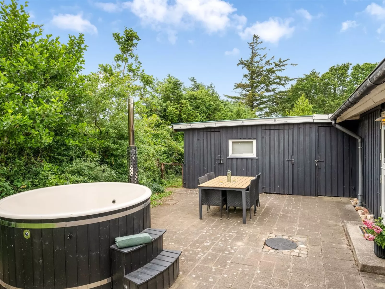 "Embla" - 500m to the fjord-Buiten