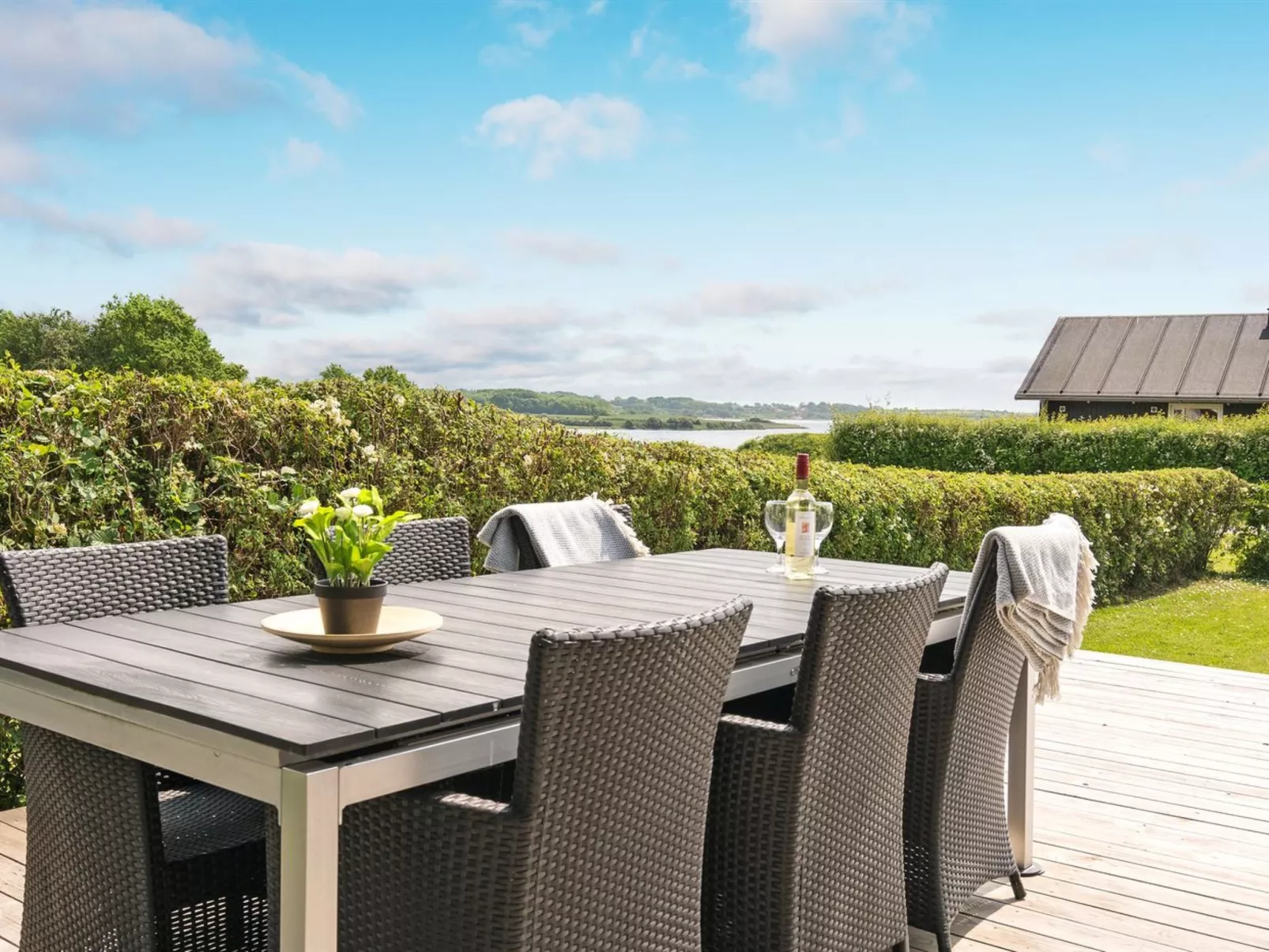 "Ølwir" - 400m to the fjord-Buiten