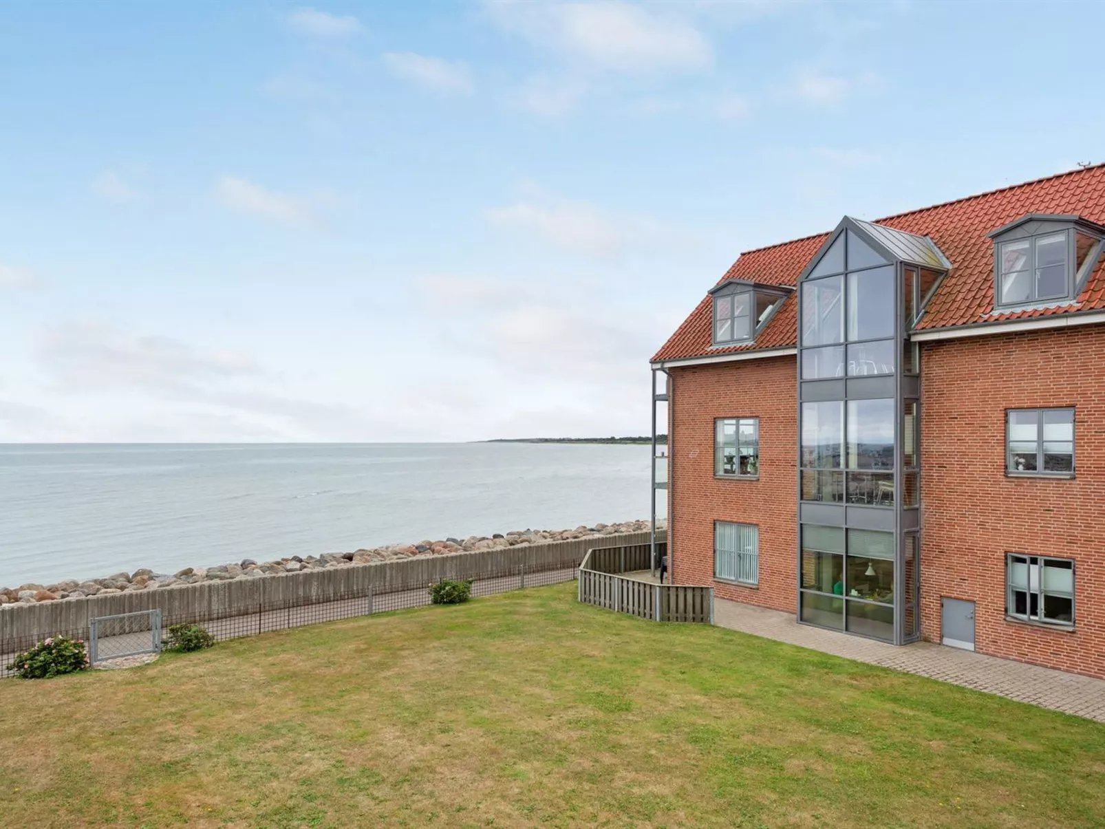 "Femme" - 15m from the sea-Buiten