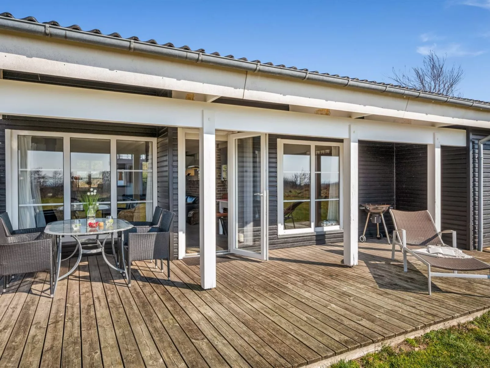 "Bjart" - 50m to the fjord-Buiten