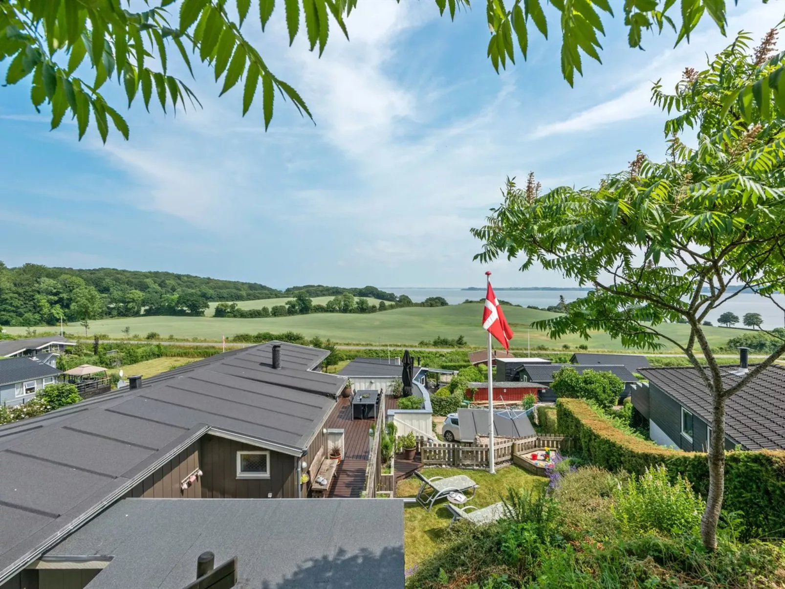 "Haraldina" - 350m to the fjord-Buiten