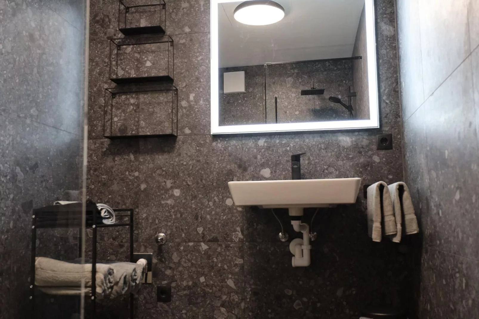 Penthouse in Mieders-Badkamer