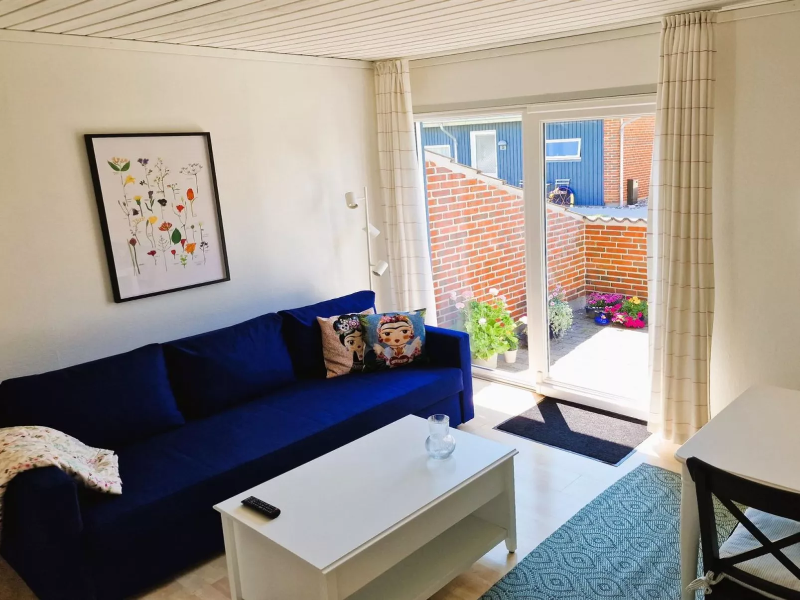 "Emira" - 50m from the sea-Binnen