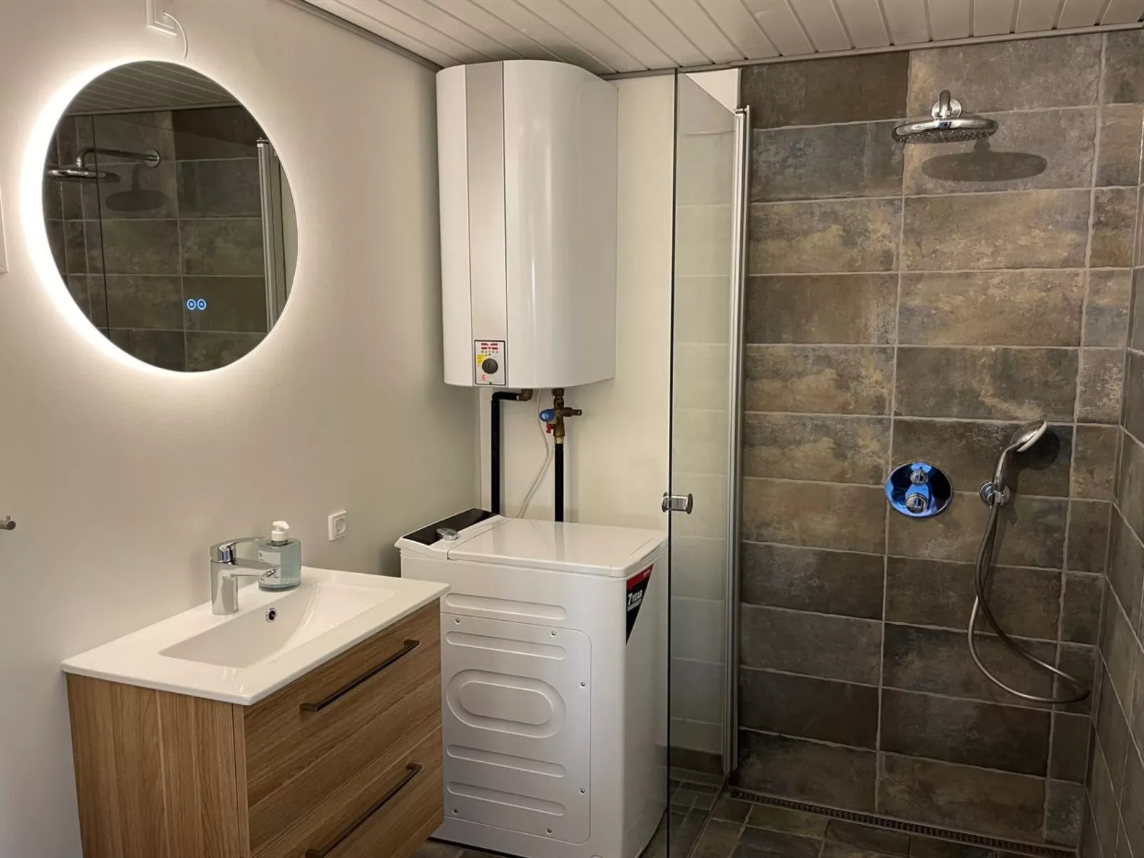 "Roar" - 500m from the sea-Binnen