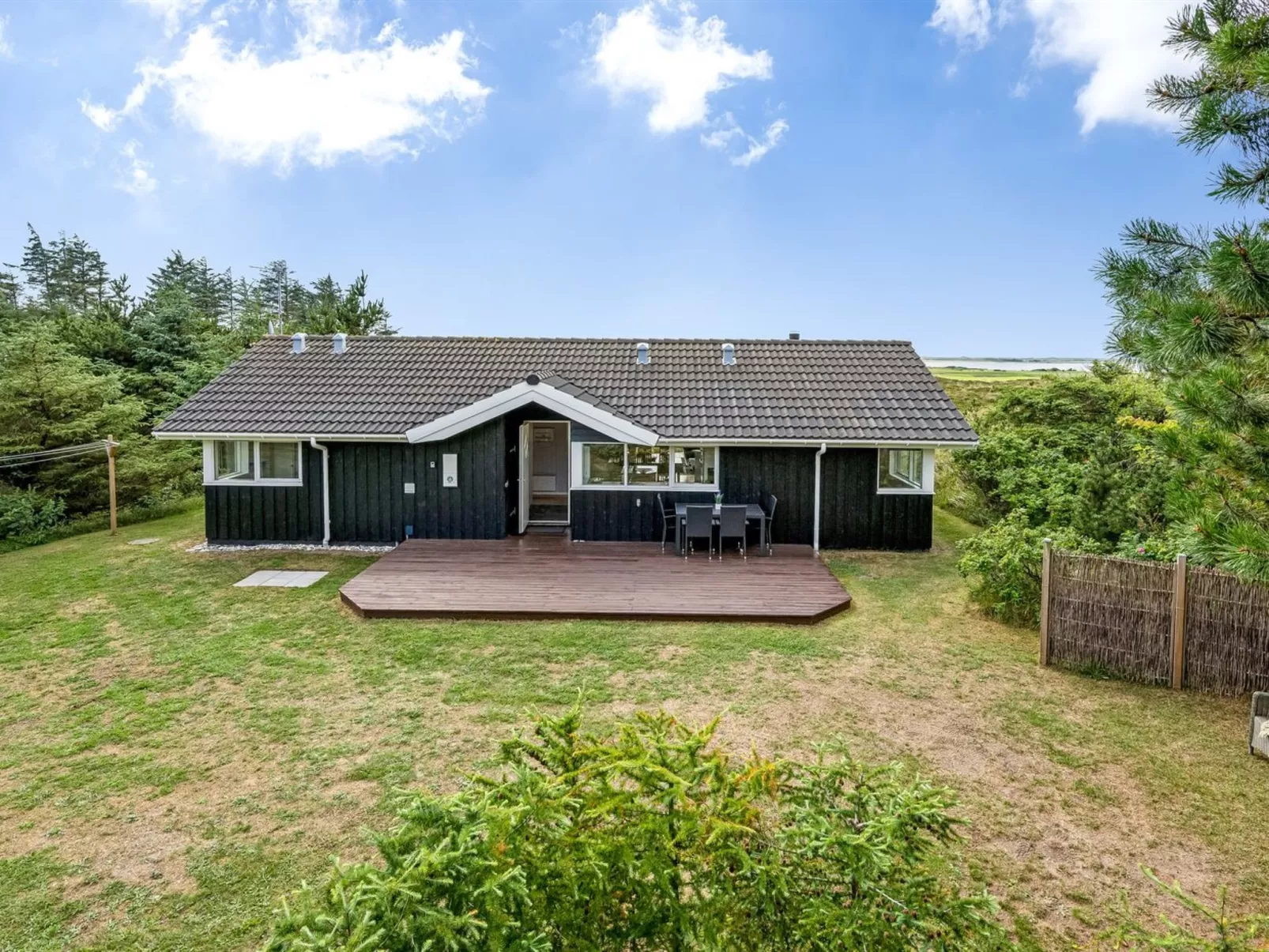 "Leona" - 250m to the fjord-Buiten