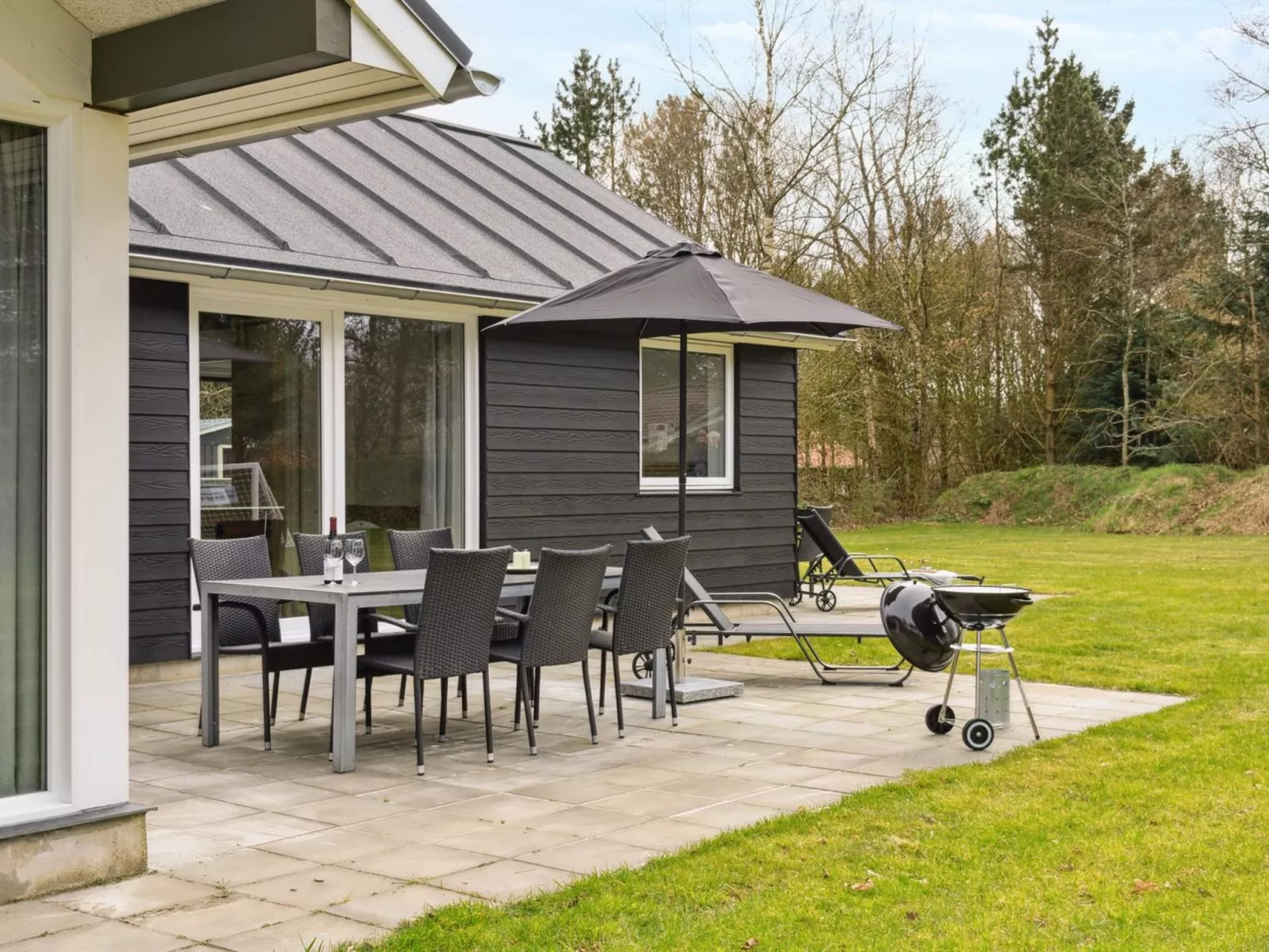 "Human" - 10.5km from the sea-Buiten