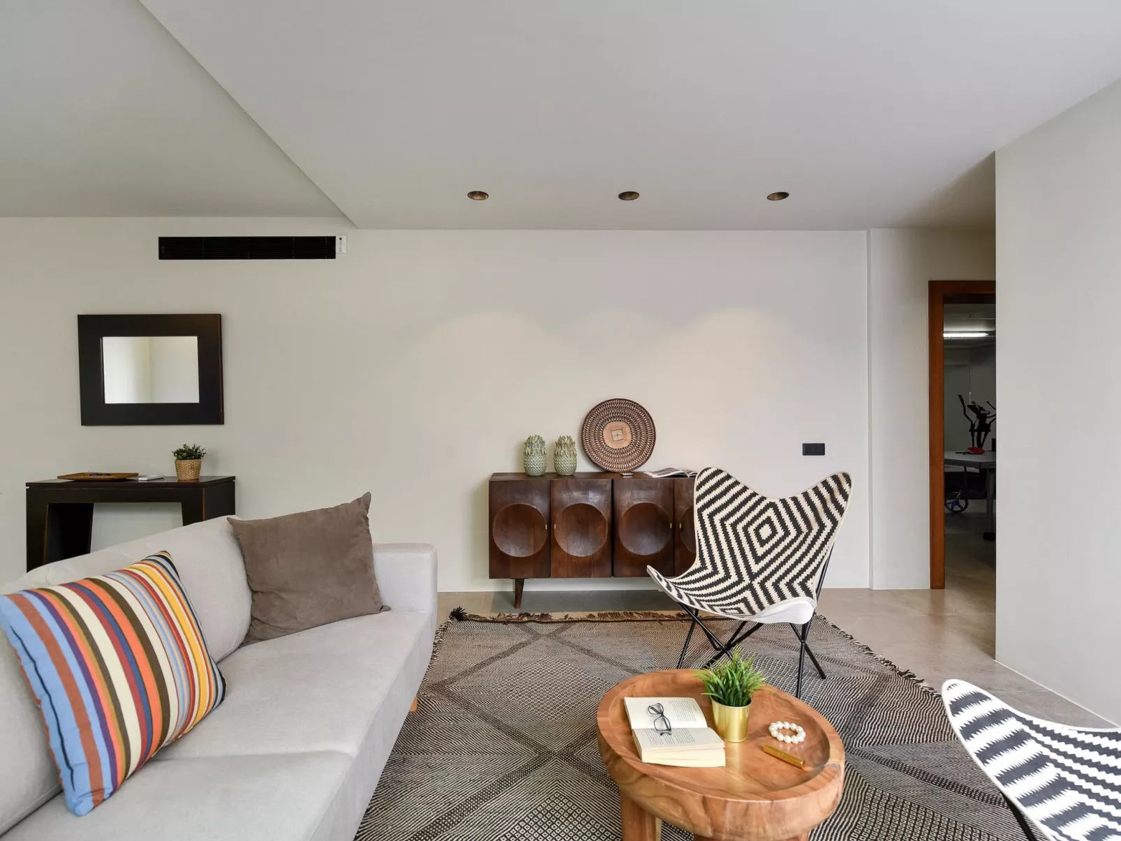 Almadies Tauro - Binnen