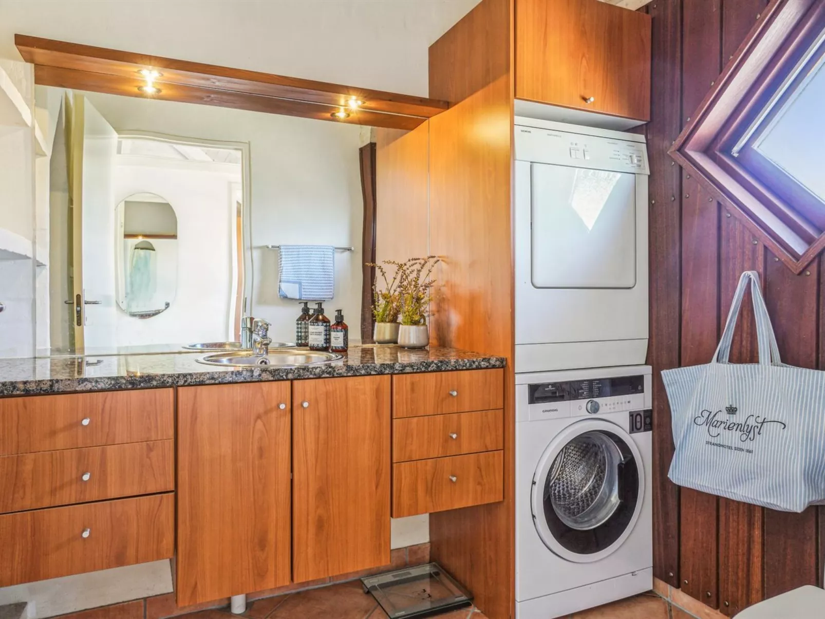 "Fridgerd" - 250m from the sea-Binnen