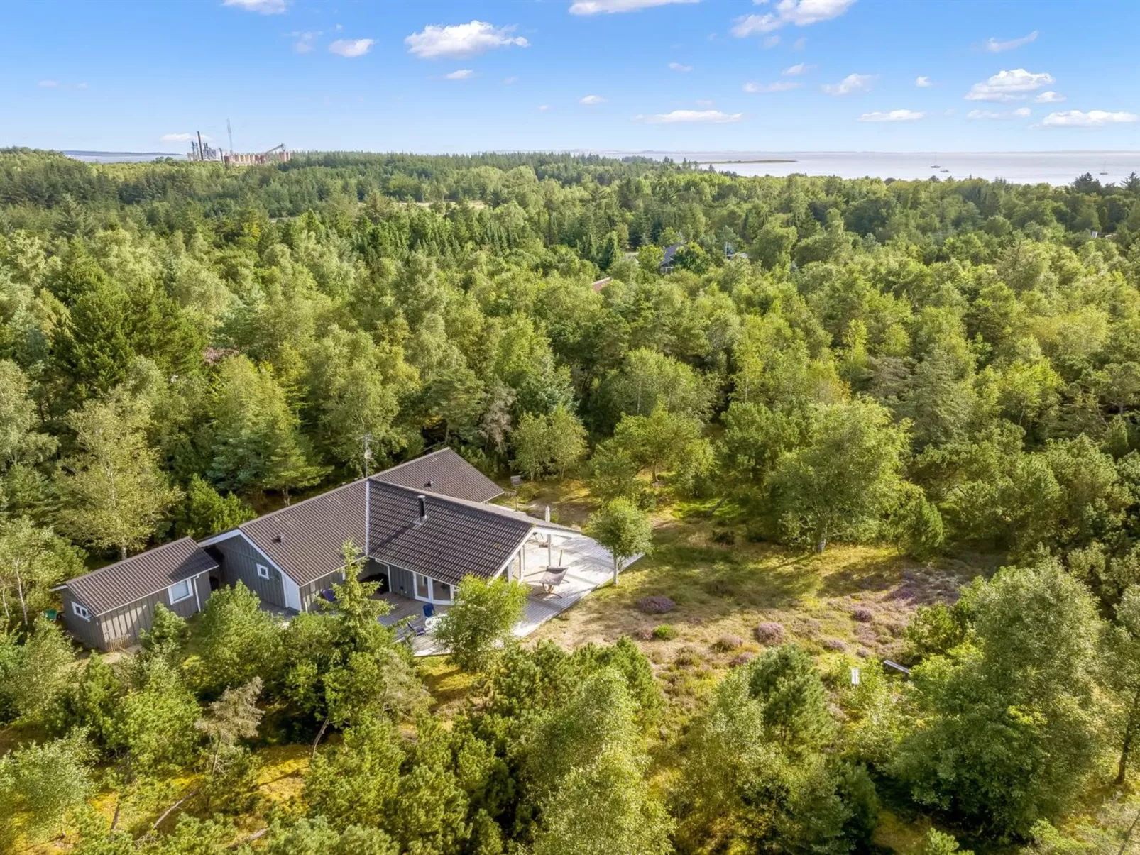 "Guri" - 600m to the fjord-Buiten