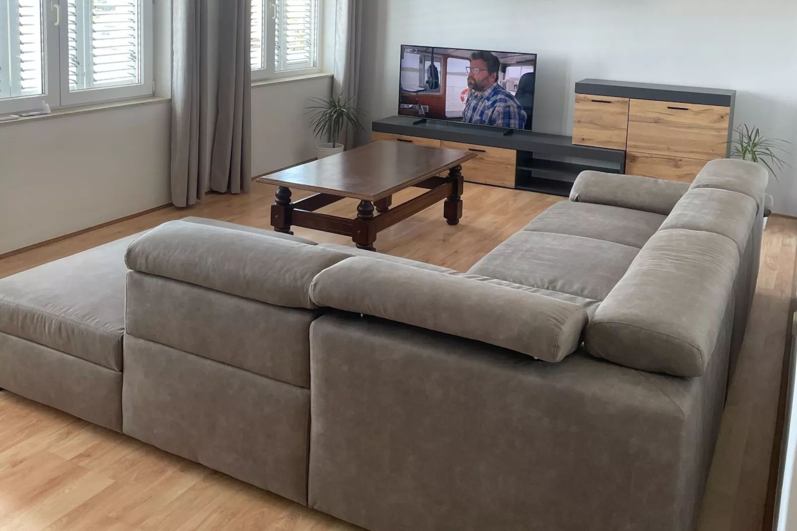 Apartments Magdales - Comfort Three Bedroom Apartment with Balcony A2-Woonkamer