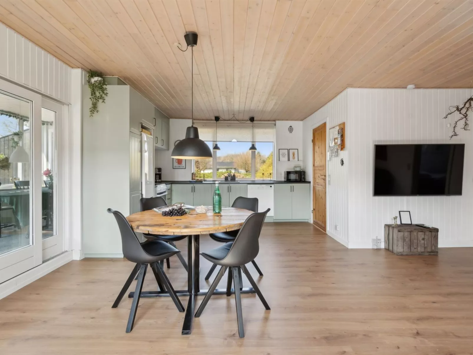 "Vemund" - 500m from the sea-Binnen