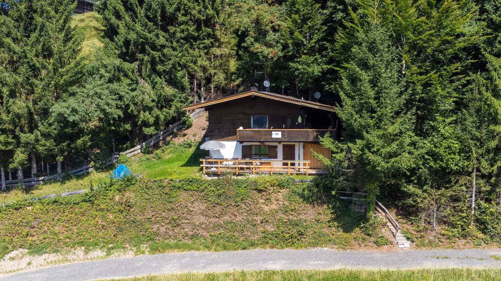 Sonnenhütte-Buitenkant zomer