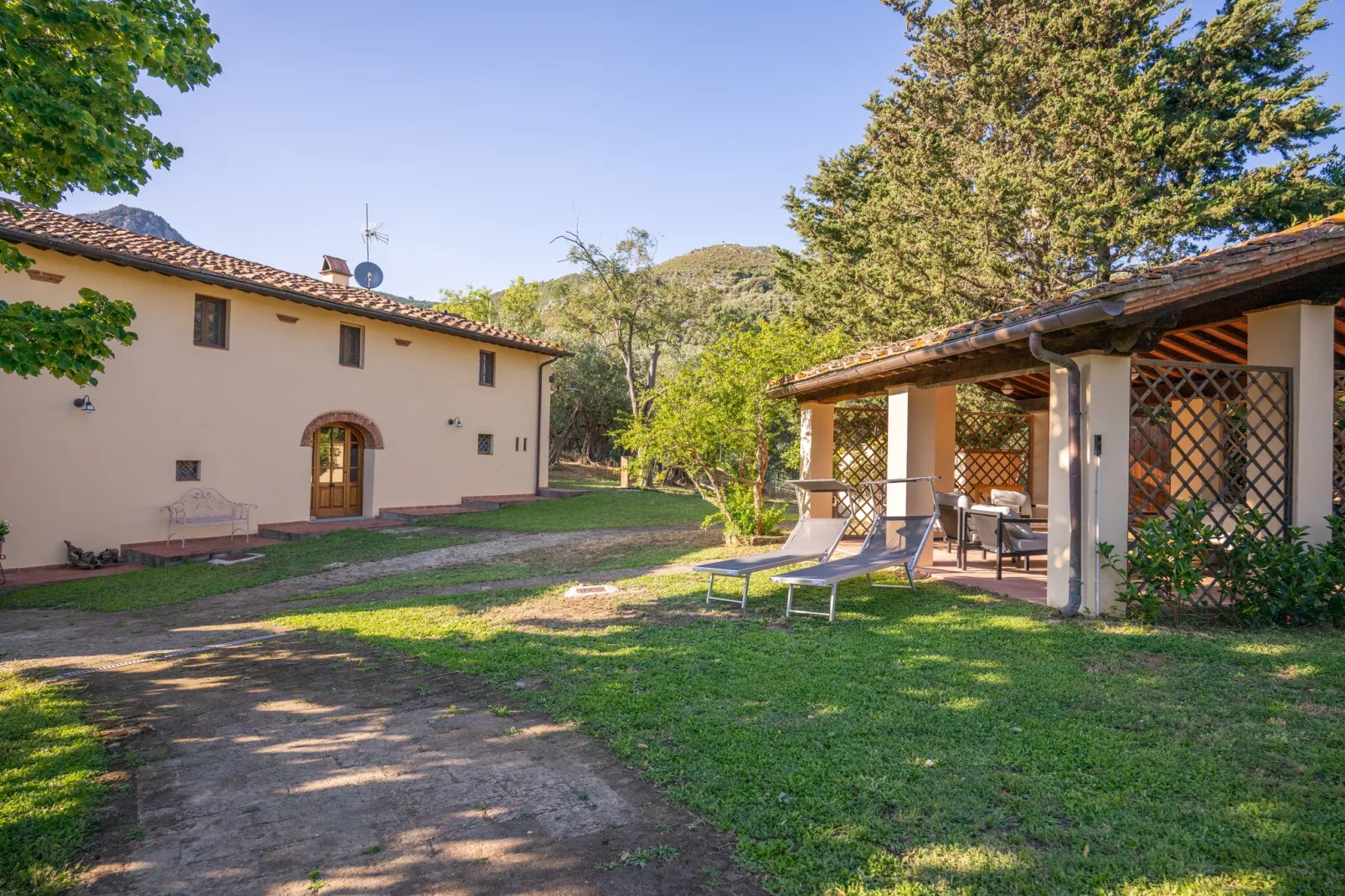 Tenuta del Serra-Buitenkant zomer