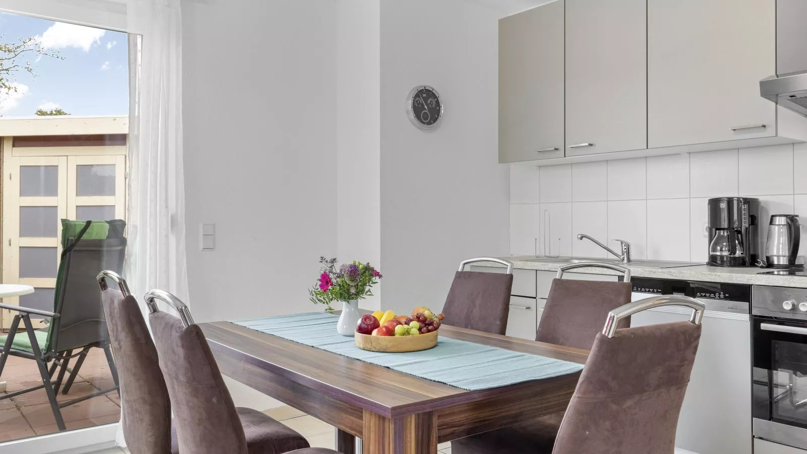 Stranddistel links mit Sauna-Eetkamer