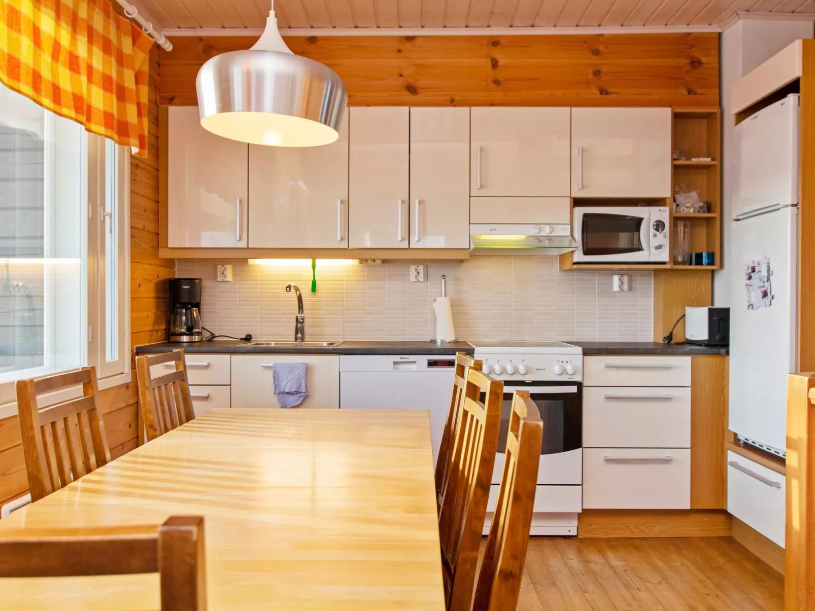 Hallan paroni b paritalo-Binnen