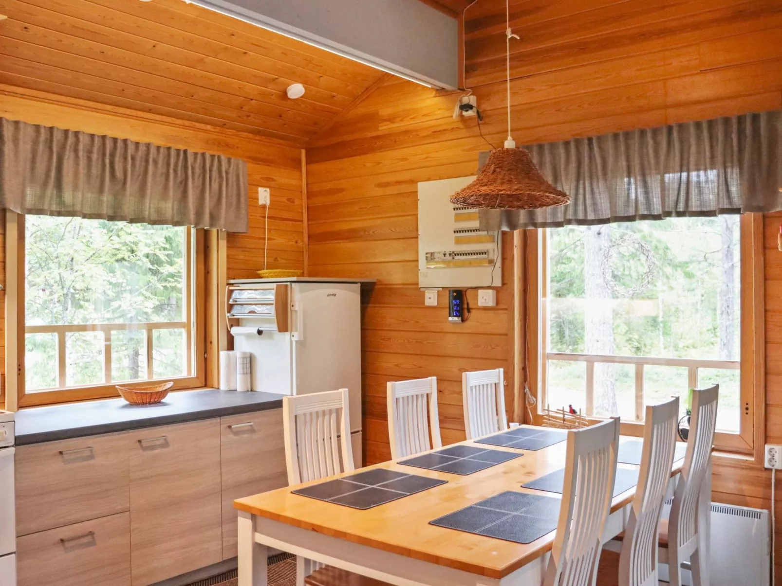 Hyryn herra mökki-Binnen