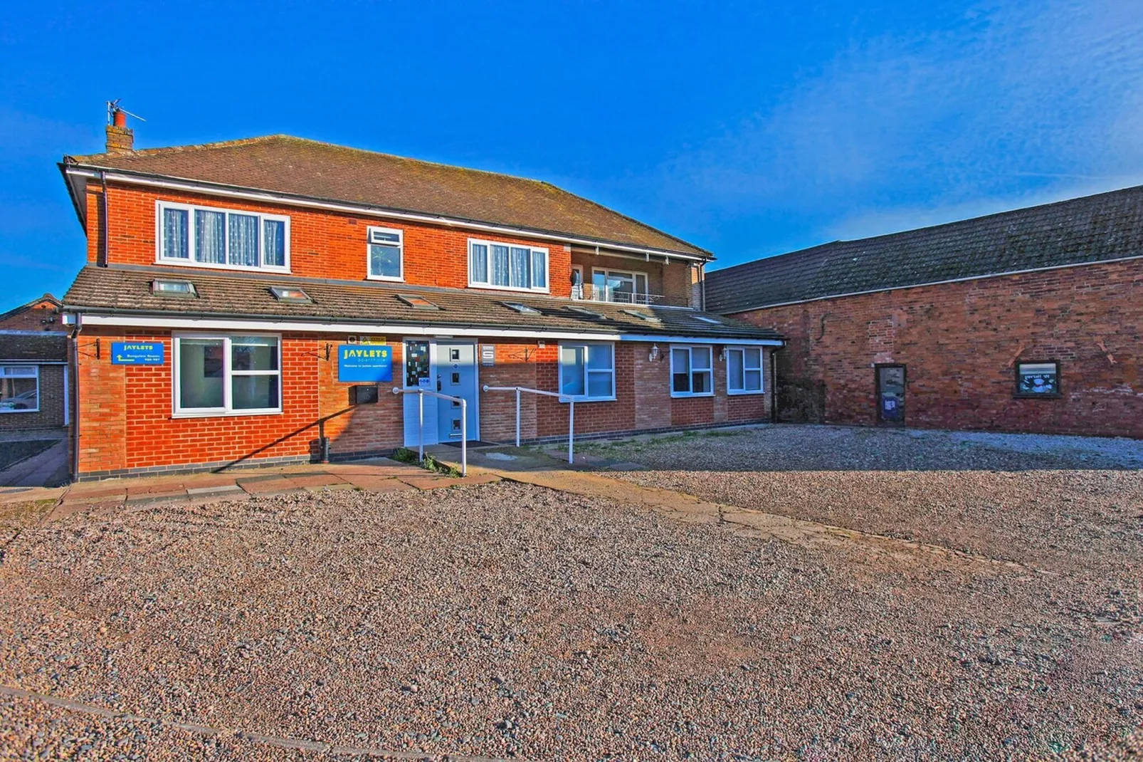 EN_LBH001_Standard Triple Room-Buitenkant zomer