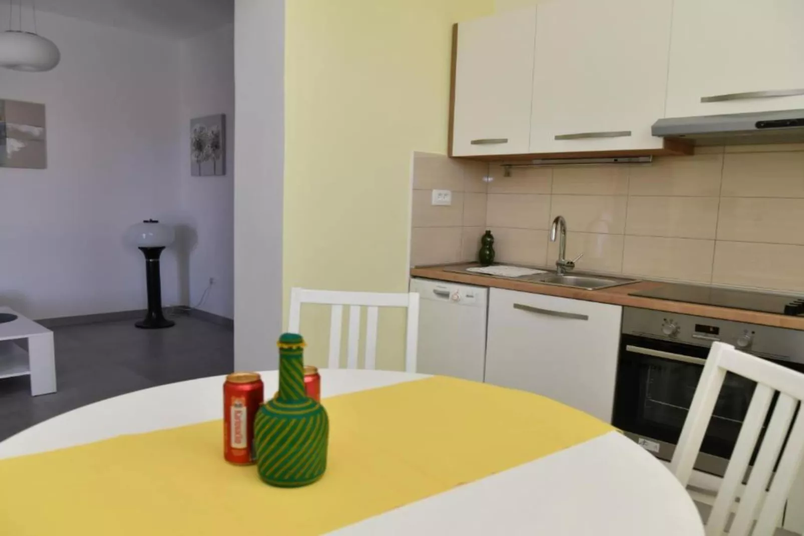 Two Bedroom Apartment with Balcony &  Garden View-Eetkamer