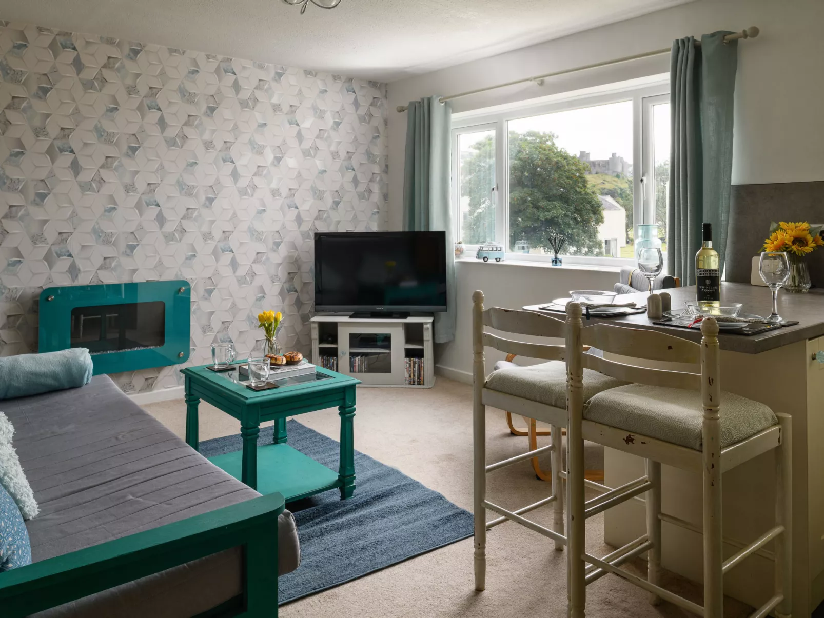 Golygfa o'r Castell - Castle Views-Binnen