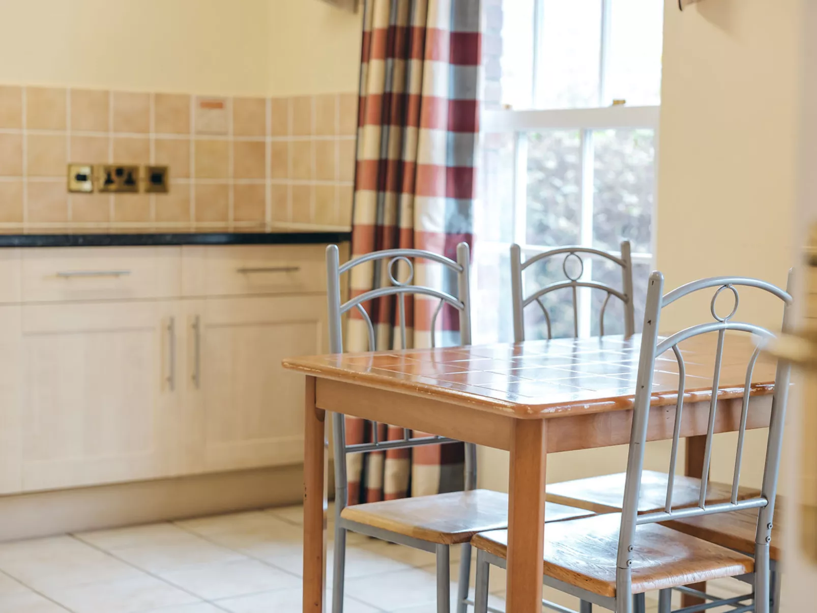 Netley Hall - Poppy-Binnen