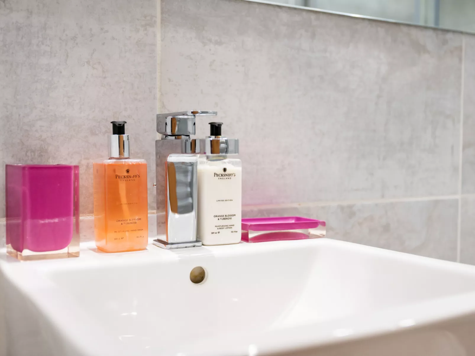 The Penthouse at 611 Westgate-Binnen