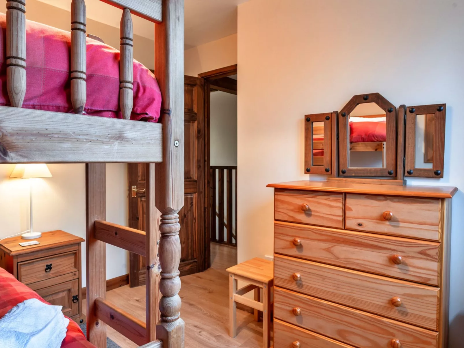 No.1 Gladys' Orchard-Binnen