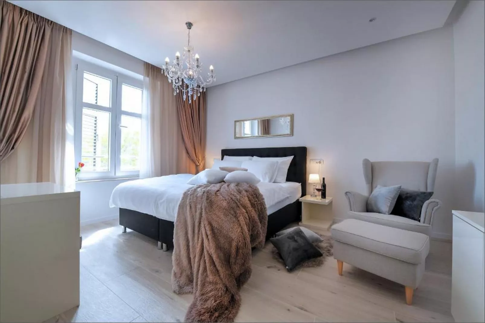 Deluxe Room with King Bed (2)-Slaapkamer