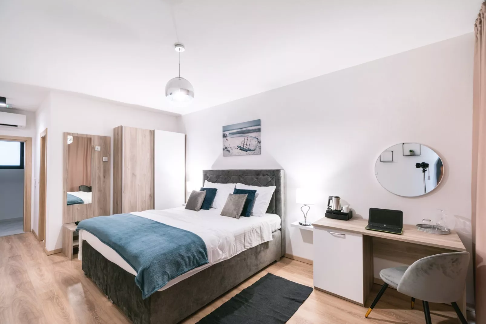 Apartments & Rooms Fisherman's Luck - Deluxe Double Room with Balcony and Sea View-Slaapkamer