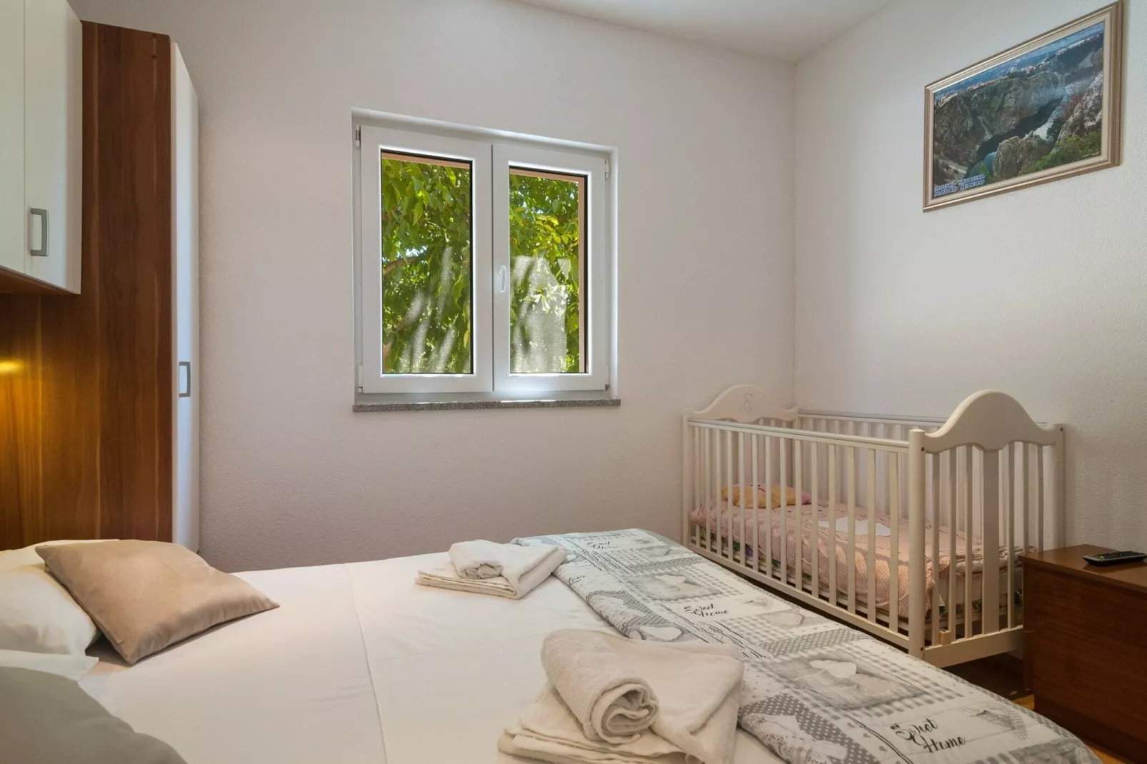 Five-Bedroom Home-Slaapkamer