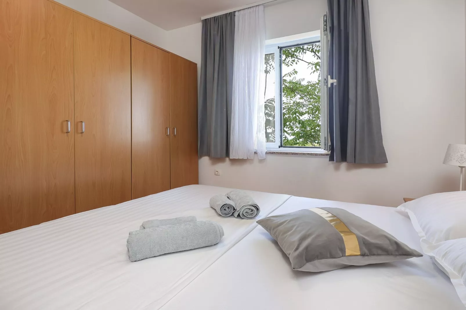 Peaceful Nature Retreat Near Krk Town with BBQ and Parking - Standard Two Bedroom Apartment-Slaapkamer