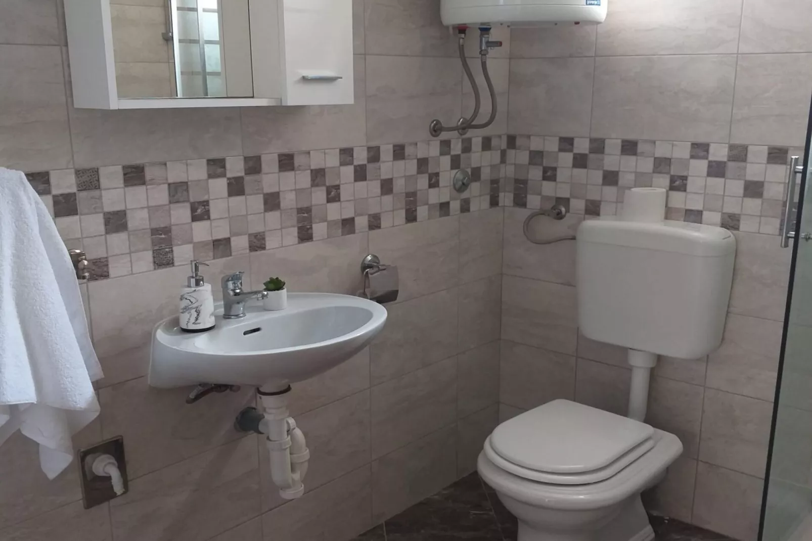 Two-Bedroom Apartment (A2)-Badkamer