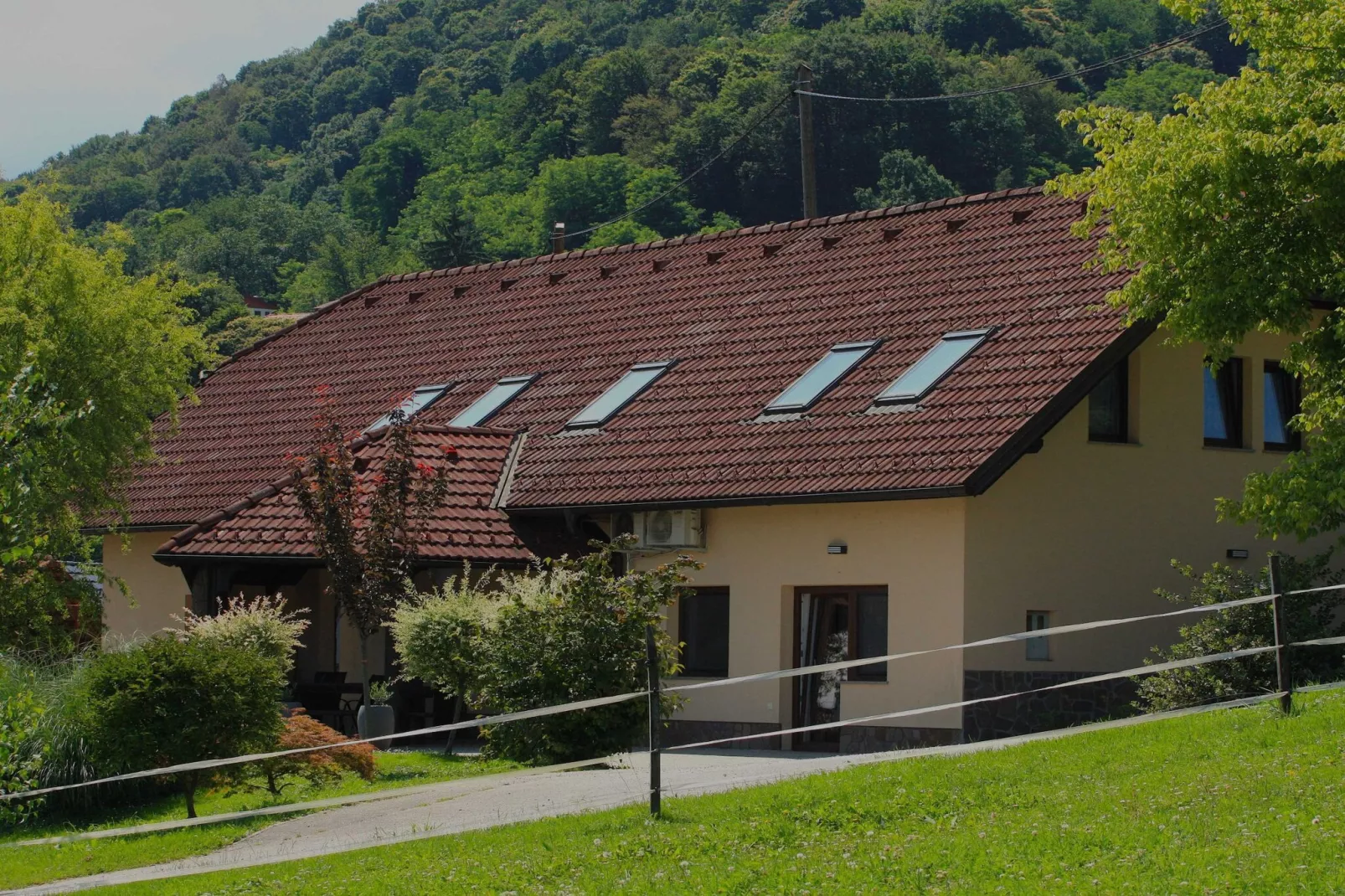 Zevnik Quiet Retreat with Stunning Views and Equestrian Activities - Triple Room with Private  Bathroom-Buitenlucht