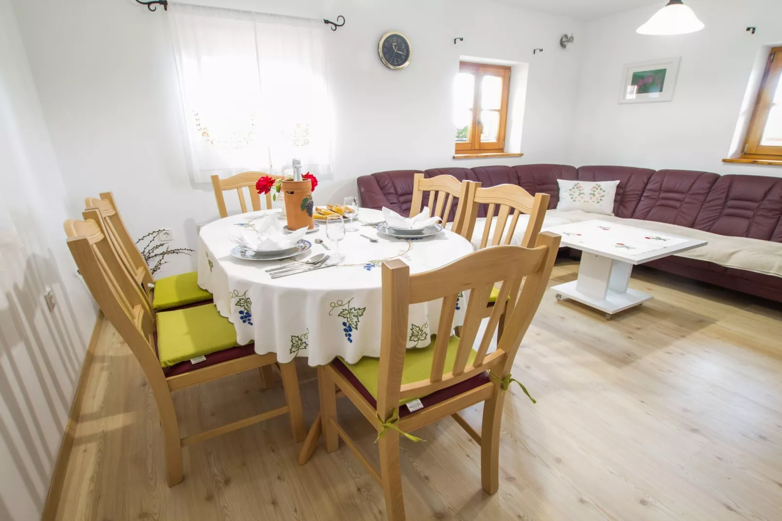 Sunny Two Bedroom Retreat in Beautiful Bizeljsko - Two Bedroom Country House-Eetkamer